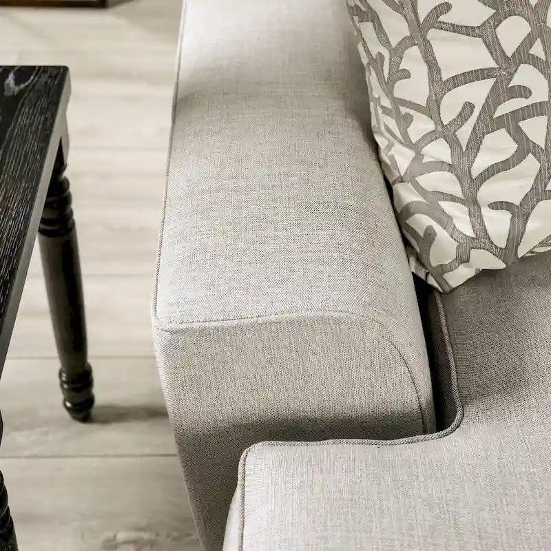 Canapé Bule rembourré en tissu gris clair de style transitoire avec garniture cloutée et coussins par Furniture of America