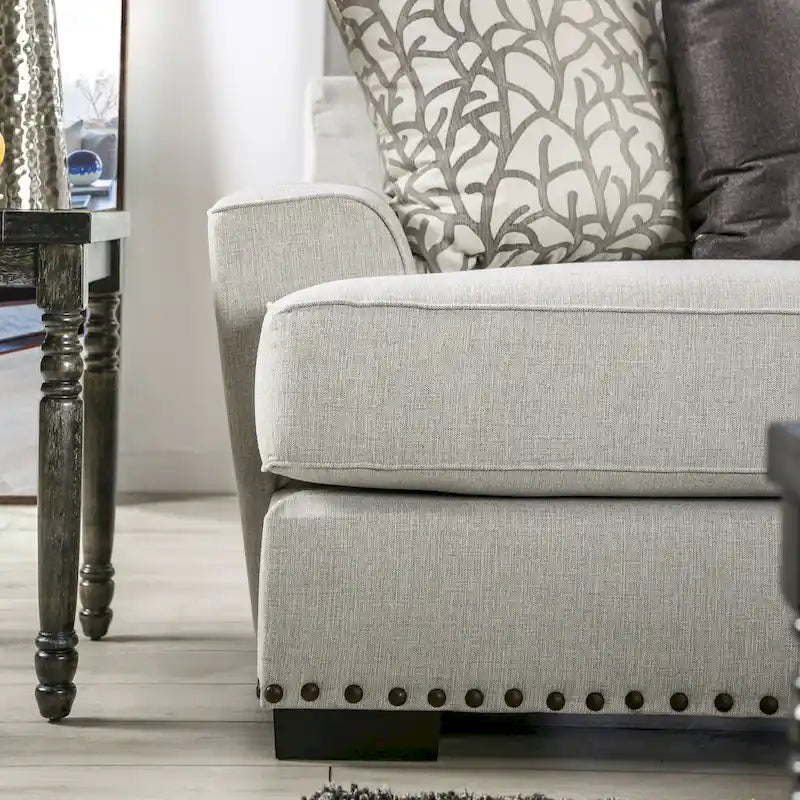 Canapé Bule rembourré en tissu gris clair de style transitoire avec garniture cloutée et coussins par Furniture of America