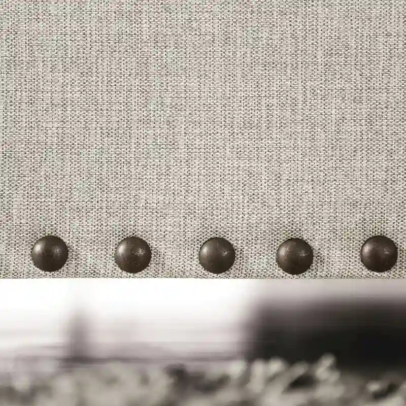 Canapé Bule rembourré en tissu gris clair de style transitoire avec garniture cloutée et coussins par Furniture of America