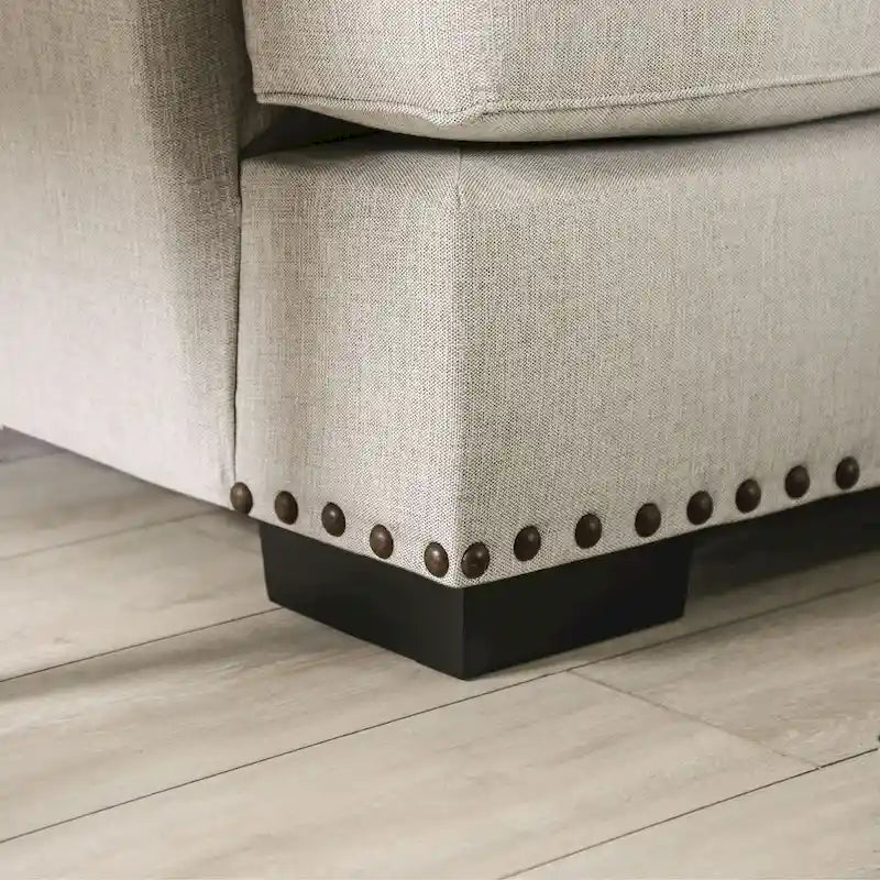Canapé Bule rembourré en tissu gris clair de style transitoire avec garniture cloutée et coussins par Furniture of America