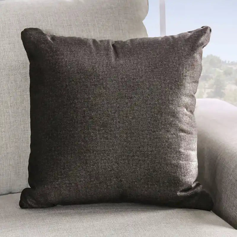 Canapé Bule rembourré en tissu gris clair de style transitoire avec garniture cloutée et coussins par Furniture of America