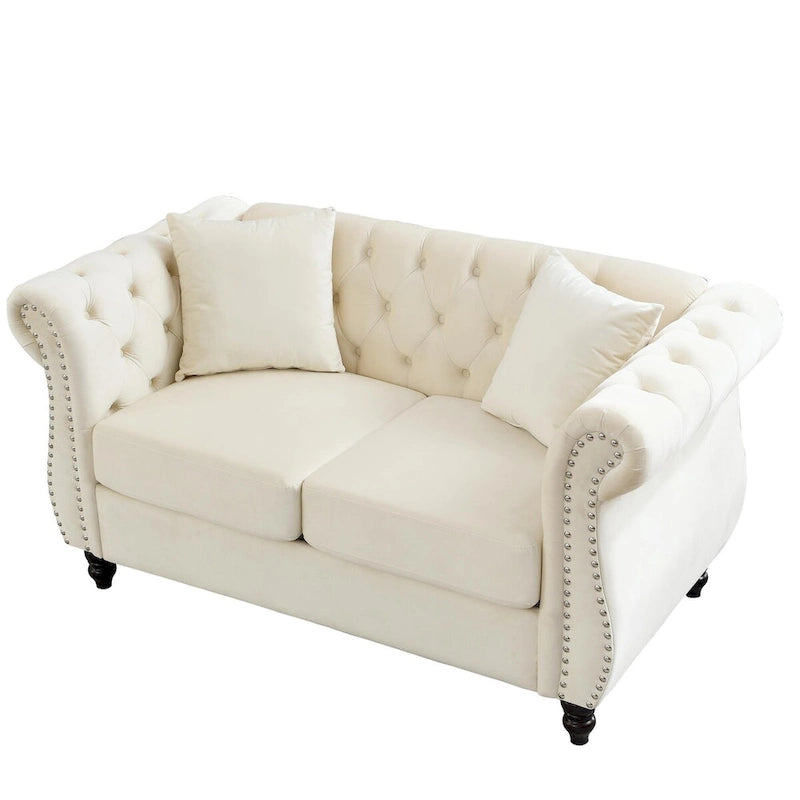 Canapé deux places Chesterfield en velours beige, accoudoirs roulés, garniture cloutée