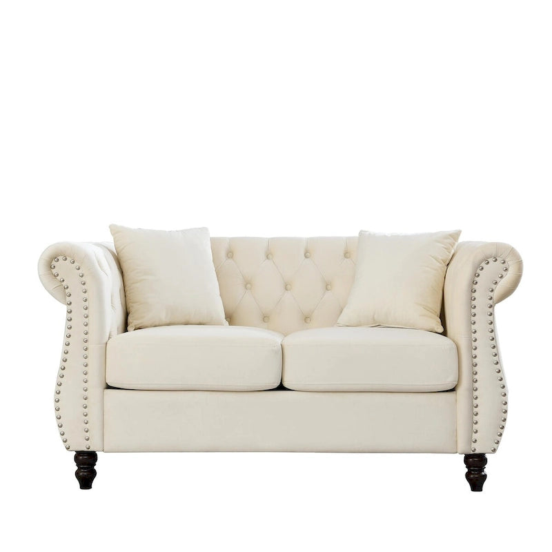 Canapé deux places Chesterfield en velours beige, accoudoirs roulés, garniture cloutée