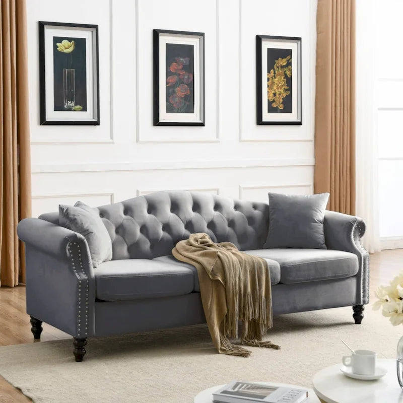 Canapé Chesterfield 79 velours gris pour salon, canapé 3 places touffeté avec accoudoirs roulés et clouté